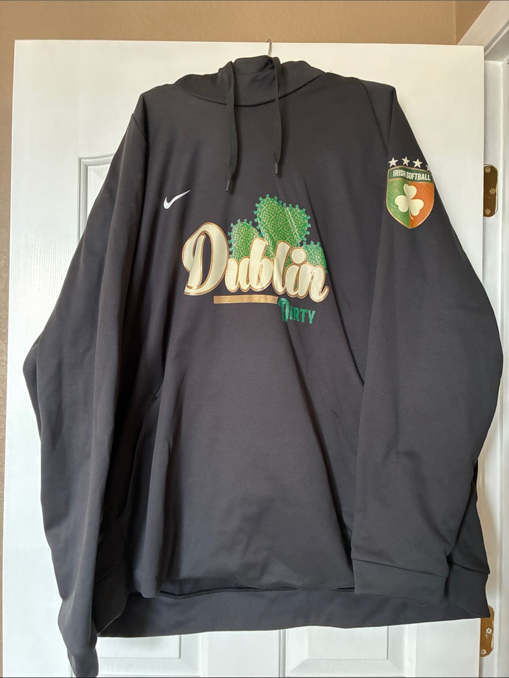 Nike Dublin Pullover Hoodie – Black with Green and Gold Graphics. Men’s 4XL.